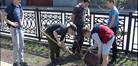 Елецкие школьники приняли участие в экологической акции «Посади деревце»