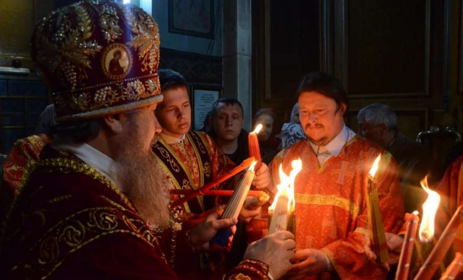 В Пасхальную ночь епископ Максим возглавил Божественную литургию в Вознесенском соборе