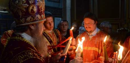 В Пасхальную ночь епископ Максим возглавил Божественную литургию в Вознесенском соборе