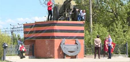 В Ельце памятник защитникам города, воинам 326 артиллерийского полка, украсили георгиевской лентой