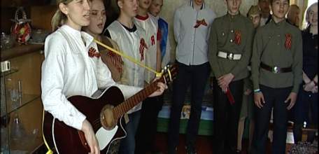 С благодарностью за мирное небо: накануне Дня Победы молодёжь Ельца поздравила ветеранов Великой Отечественной войны