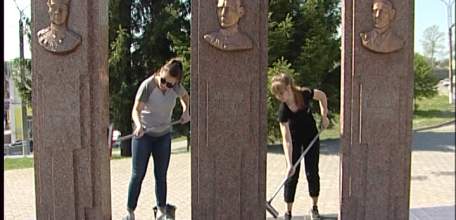 Елецкие активисты приводят в порядок улицы города к великому празднику – Дню Победы