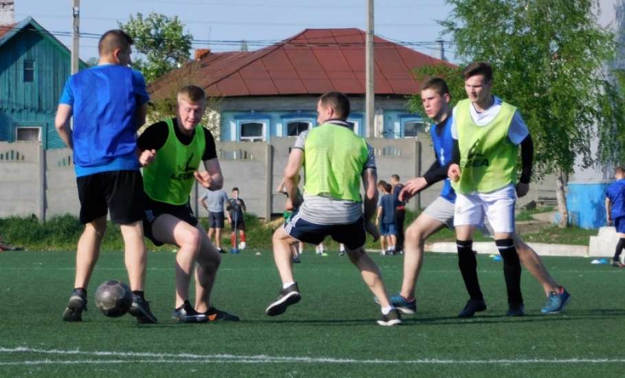 В Ельце приемные отцы и сыновья провели футбольный матч