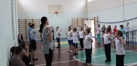 Сотрудники Елецкого ЛО МВД России на транспорте провели зарядку со школьниками в рамках акции «ВМЕСТЕ РАДИ ДЕТЕЙ»