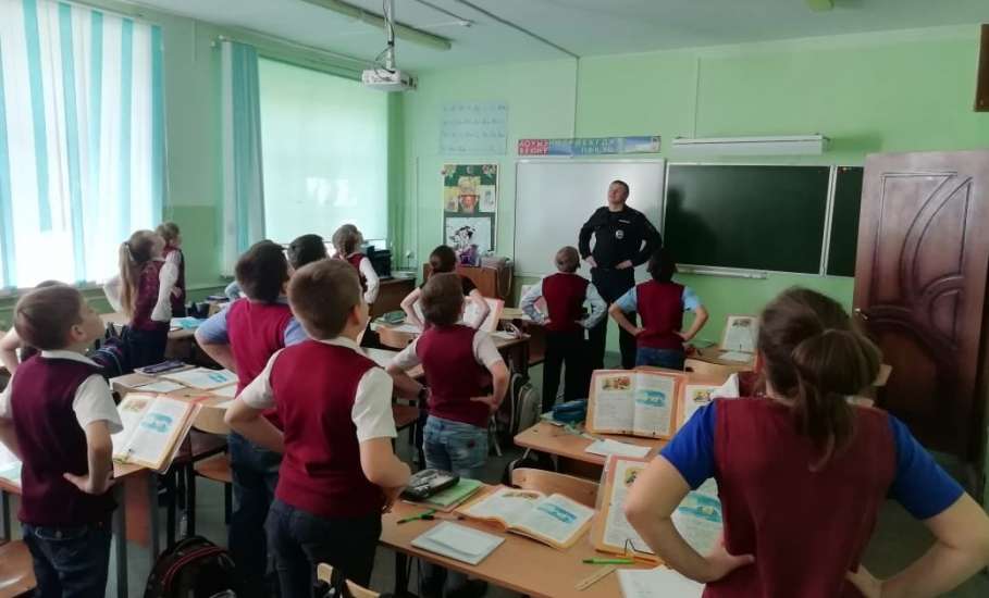 Сотрудники ОМВД России по городу Ельцу провели профилактическую акцию «Зарядка со стражем порядка» в лицее №5