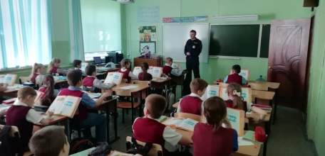 Сотрудники ОМВД России по городу Ельцу провели профилактическую акцию «Зарядка со стражем порядка» в лицее №5