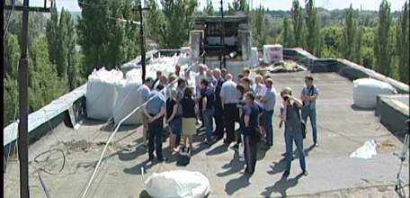 Жители дома 1а по улице Яна Фабрициуса вышли на крышу, чтобы разобраться с исполнителем работ