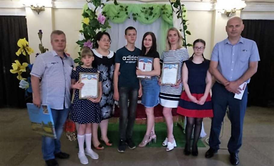 Три приёмных семьи из Ельца получили награды на торжественном приёме в Липецке