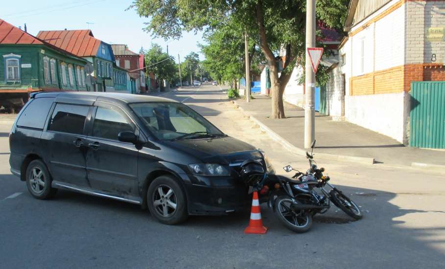 6 июня в Ельце в результате ДТП пострадал 39-летний водитель мопеда