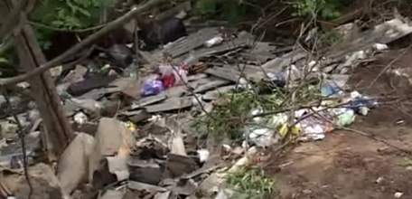 В микрорайоне Александровский разрастается зловонная свалка