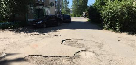 Почему в микрорайоне Новые Дома разбитые дороги и тротуары?! Как и во всём Ельце!