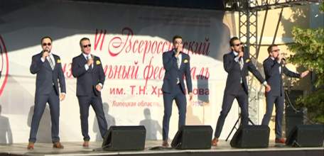 Фестиваль им. Т.Н. Хренникова открылся в Ельце на площади Ленина концертом вокальной группы «VIVA»