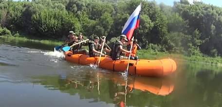 Под флагом России: участники военно-патриотического клуба &laquo;Ельчане&raquo; совершили водный поход по Быстрой Сосне