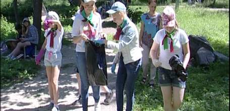 Отдых с пользой: воспитанники летнего лагеря школы №8 провели экологический квест и навели порядок в Петровском парке