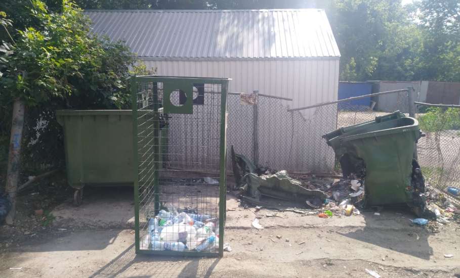 В Ельце на улицах Клары Цеткин и Костенко произошло загорание пластиковых евроконтейнеров для мусора
