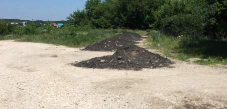 Сообщение о преступлении: Кто перекрыл проезд в переулке Коммунаров срезкой старого асфальта?!