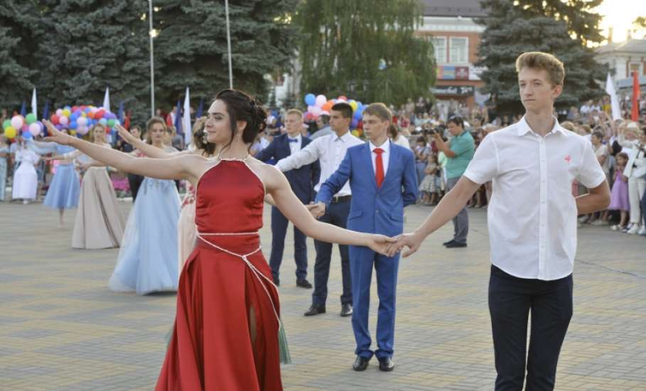 25 июня на площади Ленина для елецких выпускников 11 классов состоялся городской выпускной бал