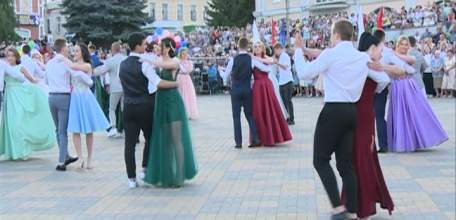 Шикарные платья, элегантные костюмы и новый этап в жизни: на площади Ленина прошёл выпускной бал – 2019