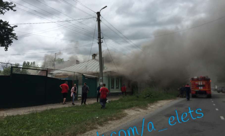 В Ельце на улице Допризывников произошло загорание частного дома