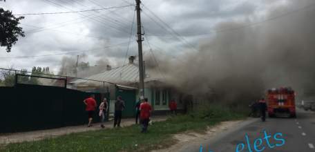 В Ельце на улице Допризывников произошло загорание частного дома