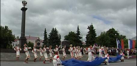 Театрализованным представлением и красочным шествием по улицам Ельца стартовал V Фестиваль малых туристских городов России