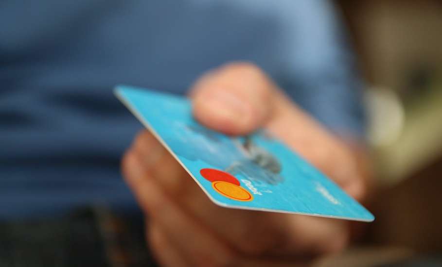 Жители Липецкой области на треть чаще стали совершать покупки с помощью платёжных карт