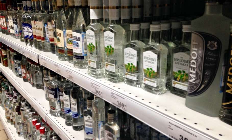 Сотрудники полиции задержали жителя Ельца за кражу бутылки водки из магазина