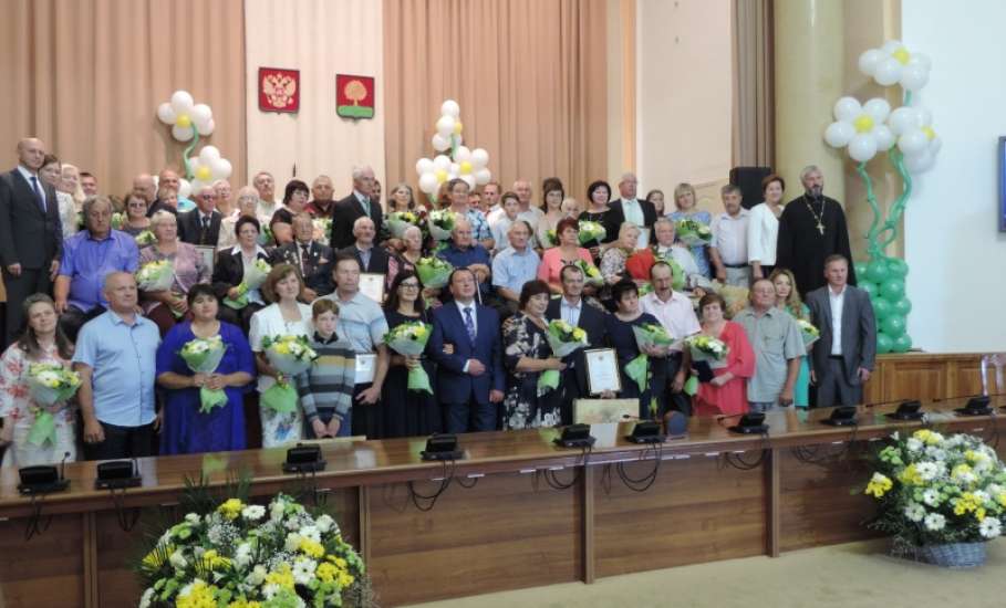 Четыре многодетные семьи из города Ельца наградили медалью «За любовь и верность»
