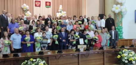 Четыре многодетные семьи из города Ельца наградили медалью &laquo;За любовь и верность&raquo;