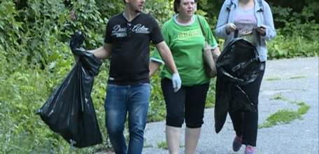 Жители города откликнулись на призыв убрать мусор с берега Быстрой Сосны возле бывшего профилактория