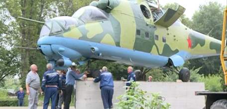 Операция &laquo;передислокация&raquo;: боевой вертолёт занял своё место в музее военной техники под открытым небом