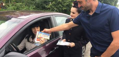 Сотрудники ГИБДД Ельца совместно с представителями Санкт-Петербургского цирка-шапито напомнили водителям о необходимости соблюдения ПДД