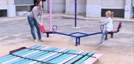 В Ельце продолжается установка детских игровых комплексов