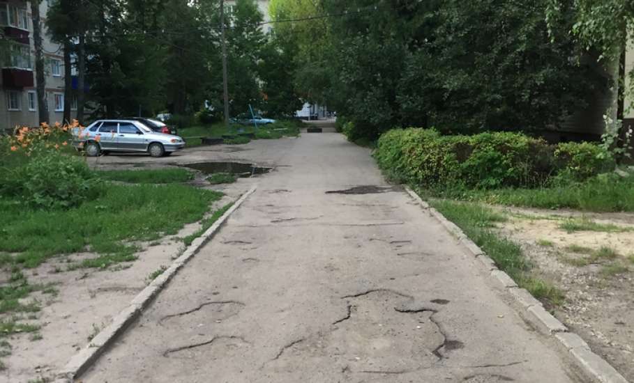 Когда администрация Ельца примет меры, чтобы сделать хороший пешеходный тротуар, залатать ямы и заасфальтировать дорогу в пятом микрорайоне?