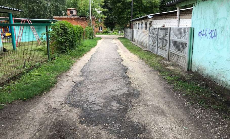 Когда администрация Ельца примет меры, чтобы сделать хороший пешеходный тротуар, залатать ямы и заасфальтировать дорогу в пятом микрорайоне?