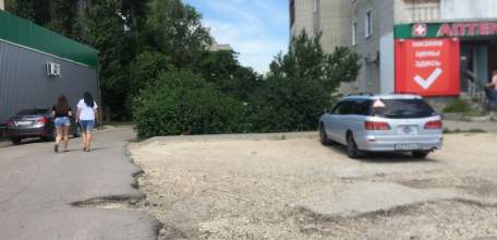 Когда администрация Ельца примет меры, чтобы сделать хороший пешеходный тротуар, залатать ямы и заасфальтировать дорогу в пятом микрорайоне?