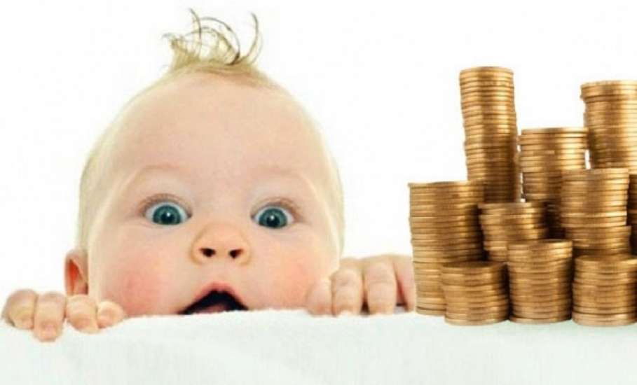 Принят закон о продлении ежемесячных выплат на ребенка до 3 лет