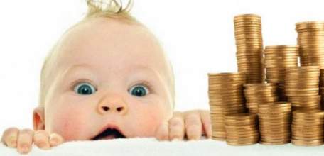 Принят закон о продлении ежемесячных выплат на ребенка до 3 лет