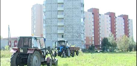 Чистый четверг в Ельце: городские службы наводят порядок на территории 7-го микрорайона