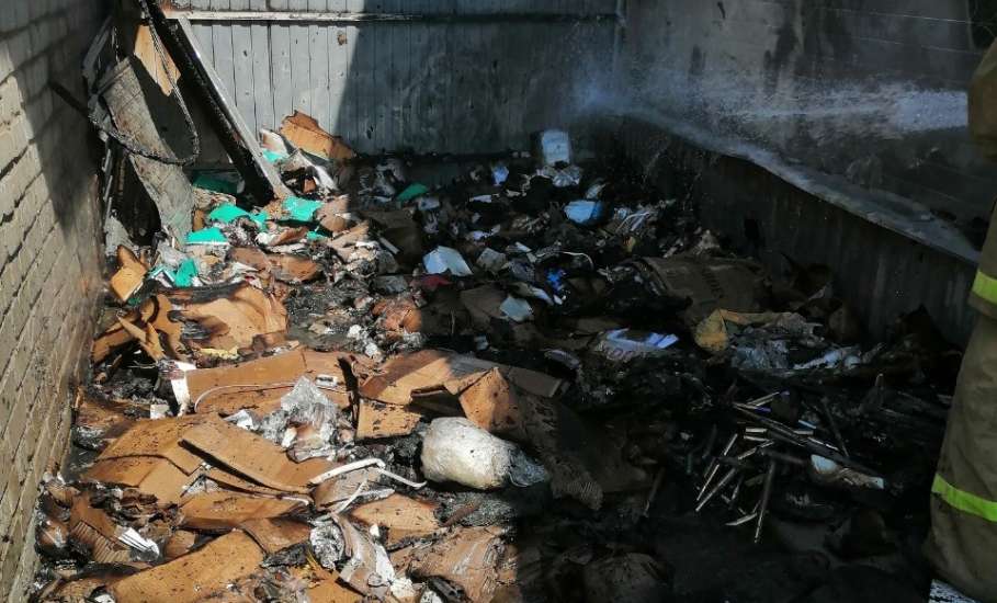 В микрорайоне Александровский рядом с магазином произошло загорание мусора