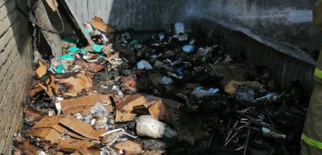 В микрорайоне Александровский рядом с магазином произошло загорание мусора