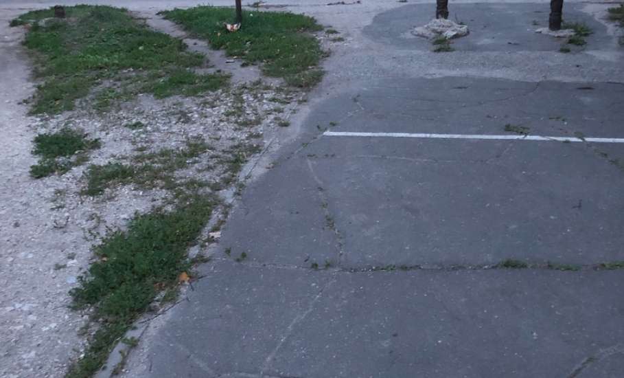 В Ельце у школы-лицея №5 на тротуаре провалился асфальт