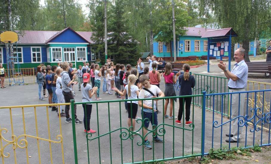 Сотрудники Елецкого ЛО МВД России на транспорте проводят профилактические мероприятия с детьми в лагере «Белая берёзка»