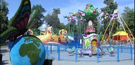 В детском и городском парках завершаются работы по установке новых аттракционов