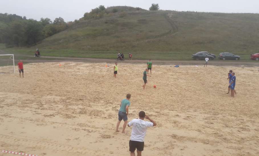На территории кемпинга «Воргольские скалы» прошёл турнир по пляжному футболу