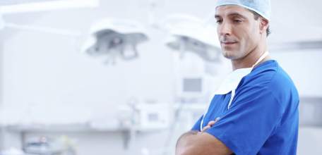 Игорь Артамонов предложил выплачивать миллион рублей врачам дефицитных специальностей