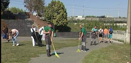 Сотрудники елецкого пивзавода навели порядок на площади Победы и берегу Быстрой Сосны