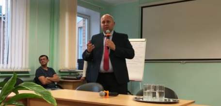 28 августа в школе №12 прошла встреча жителей Ельца с и.о. Главы города Евгением Боровских и депутатом горсовета Алексеем Симоновым