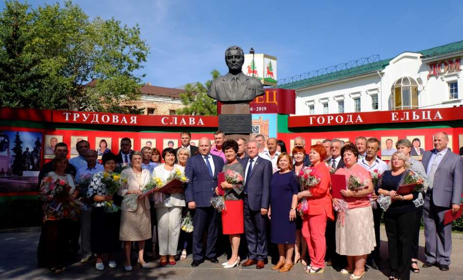 В сквере Соломенцева состоялось торжественное открытие обновлённой Доски почёта «Трудовая слава города Ельца»