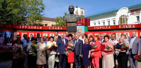 В сквере Соломенцева состоялось торжественное открытие обновлённой Доски почёта &laquo;Трудовая слава города Ельца&raquo;